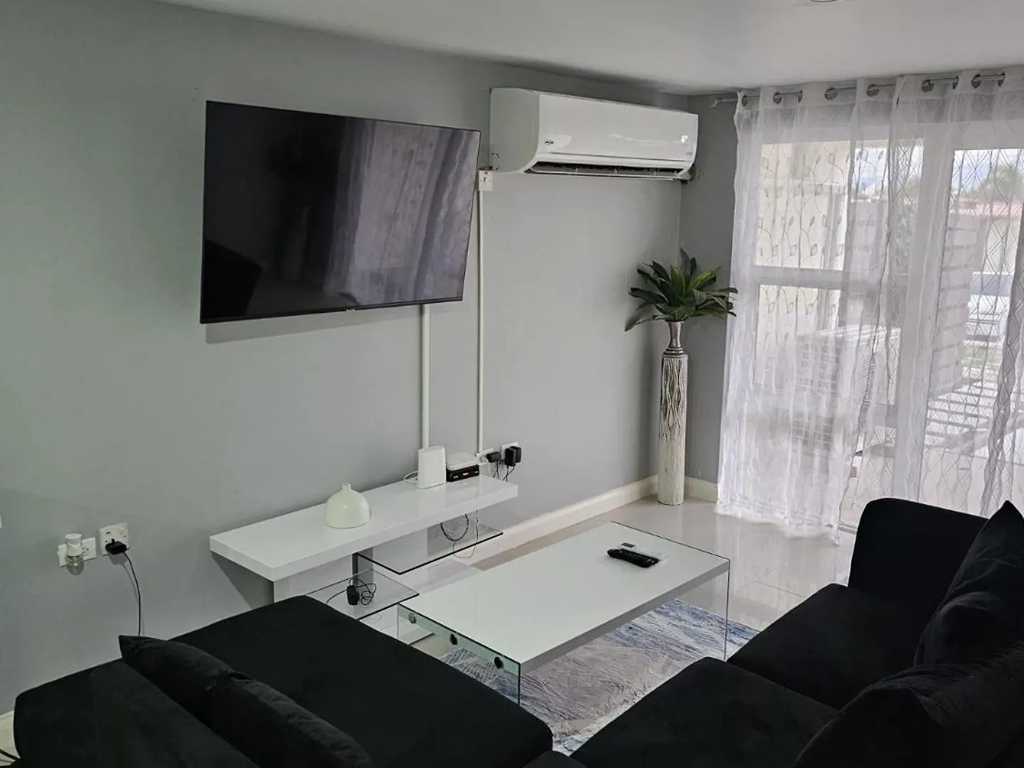 Charming 3-Bed Apartment In Portmore With Pool